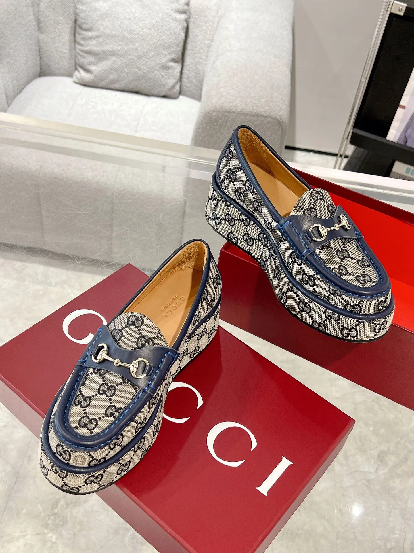 👟👟Ex-factory price 640👟👟 Leather surface 💰Gucci’s latest women’s horsebit wedge loafers ❗️❗️ Original purchase, development and production. The brand’s classic elements inject timeless style into this exquisite horsebit loafer. Glossy leather is paired with light gold-tone hardware. Wedge detailing adds a personal touch to a classic style. Original customized cowhide. Original customized soft sheepskin lining. Original molded leather with rubber outsole. Bottom thickness: 2.5CM in the front and 5cm in the back. Number of yards: 35-41 (custom-made 40 and 41 are non-refundable)